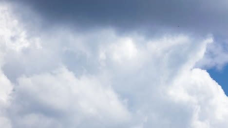 Lapso-De-Tiempo-Cielo-Azul-Claro-Con-Nubes