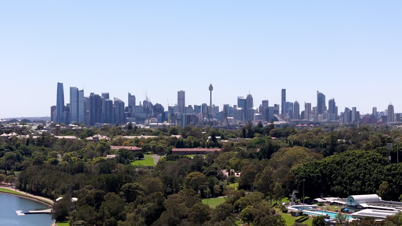 항구 전망: 조용한 파란 물 너머의 활기찬 도시 풍경의 숨길 만한 풍경