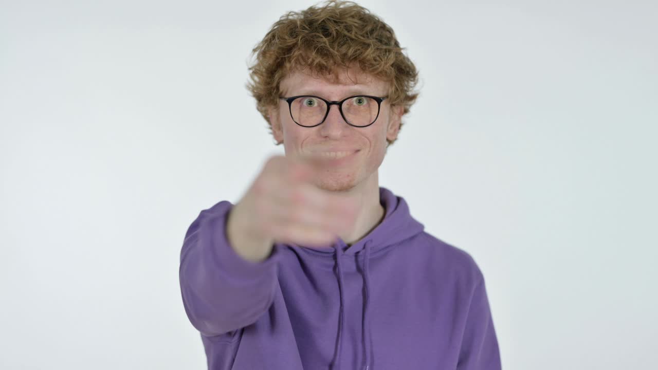 빨간 머리 젊은이가 가리키고 초대하고, 색 배경