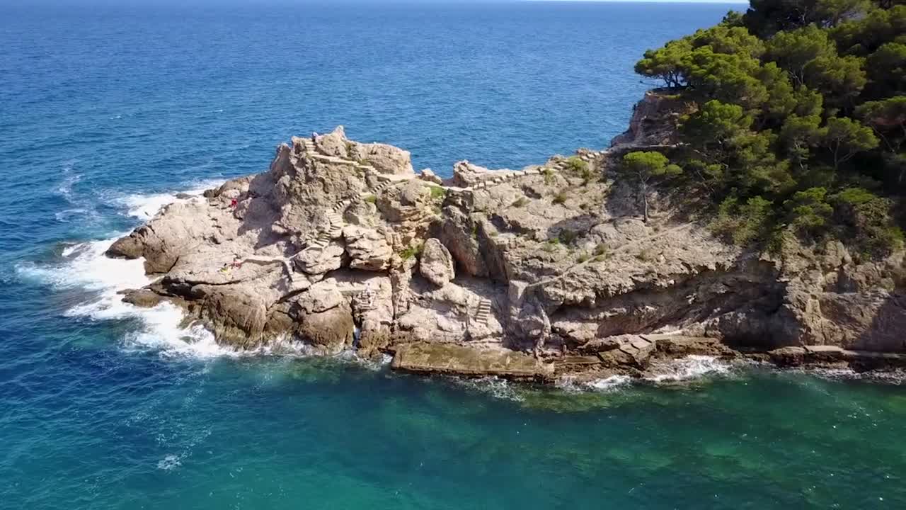 Volando lungo il bordo della scogliera del Mar Mediterraneo