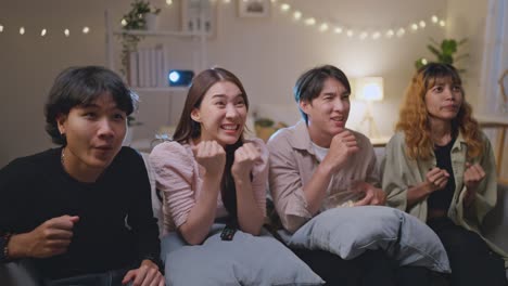 친구 들 이 집 에서 영화 를 즐기는 밤