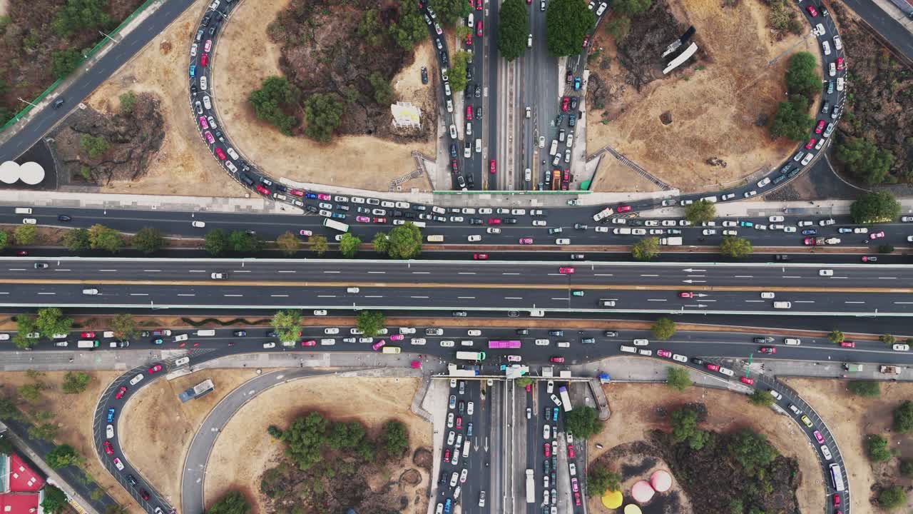 Overhead view of a cloverleaf interchange and rapid transit roads in CDMX