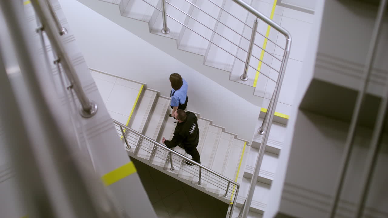 위층으로 올라가는 유니폼을 입은 팀