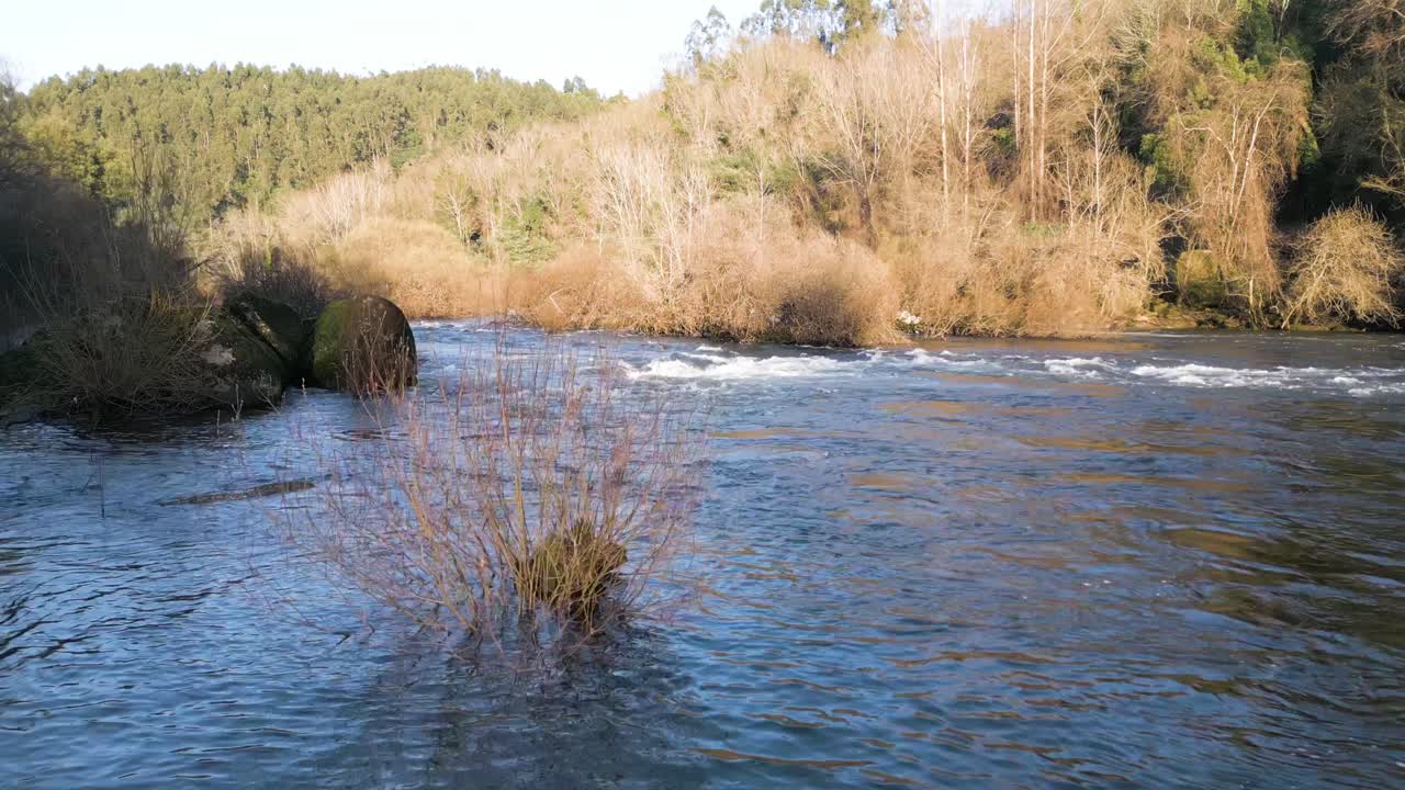 Acque increspate sul fiume Tâmega, Chapa - ripresa aerea.