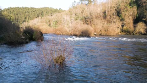 Aguas-Onduladas-En-El-Río-Tâmega,-Chapa---Antena