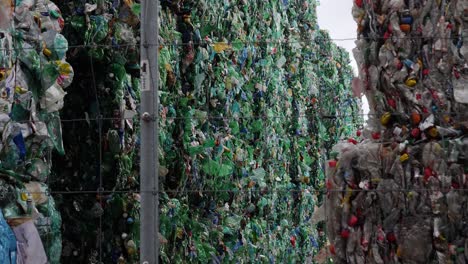 bunte zerkleinerte, verdichtete blöcke aus plastikflaschen zum recycling