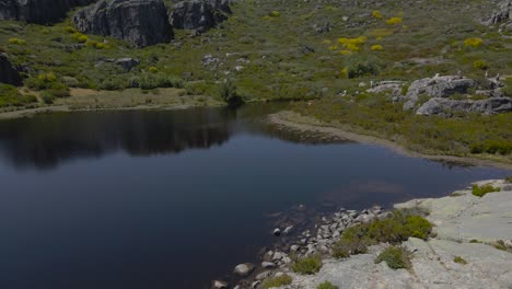 Eine-Drohne-Schiebt-über-Touristen-Und-Das-Wasser-Bei-Covão-Dos-Conchos