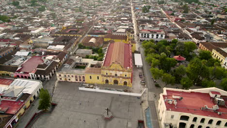 Tiro-De-Drone-Girando-Sobre-La-Plaza-Principal,-La-Cruz-Atrial,-El-Convento-En-San-Cristobal-De-Las-Casas-En-Chiapas,-Mexico