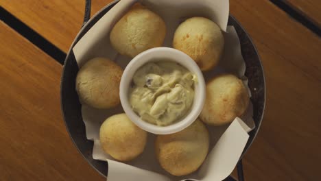 thick chunk buns serving with garlic aioli sauce