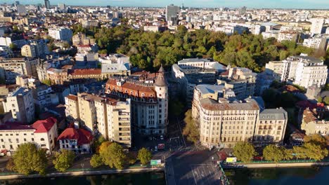 Vista-Aérea-Sobre-El-Teatro-Bulandra,-Distrito-De-Izvor,-Bucarest,-Rumania