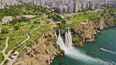 Antalya-Türkei-Antenne-V66-Aus-Der-Vogelperspektive,-Die-Felsige-Küstenklippe-Mit-Dem-Mächtigen-Unteren-Düden-wasserfall-Einfängt,-Der-Sich-Im-Sommer-Mit-Malerischen-Booten-Ins-Meer-Ergießt---Aufgenommen-Mit-Mavic-3-Cine---Juli-2022