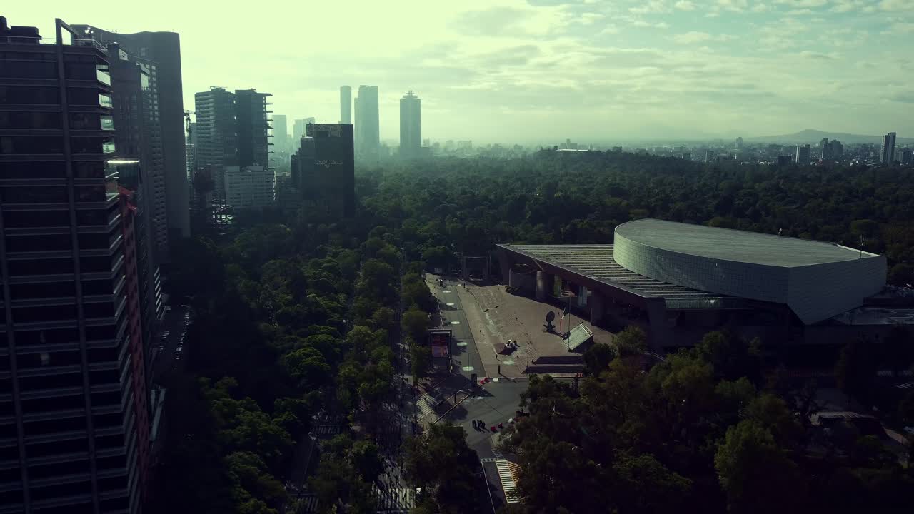 Auditório Nacional visto por um drone sobre a avenida Paseo de la Reforma em uma manhã ensolarada.