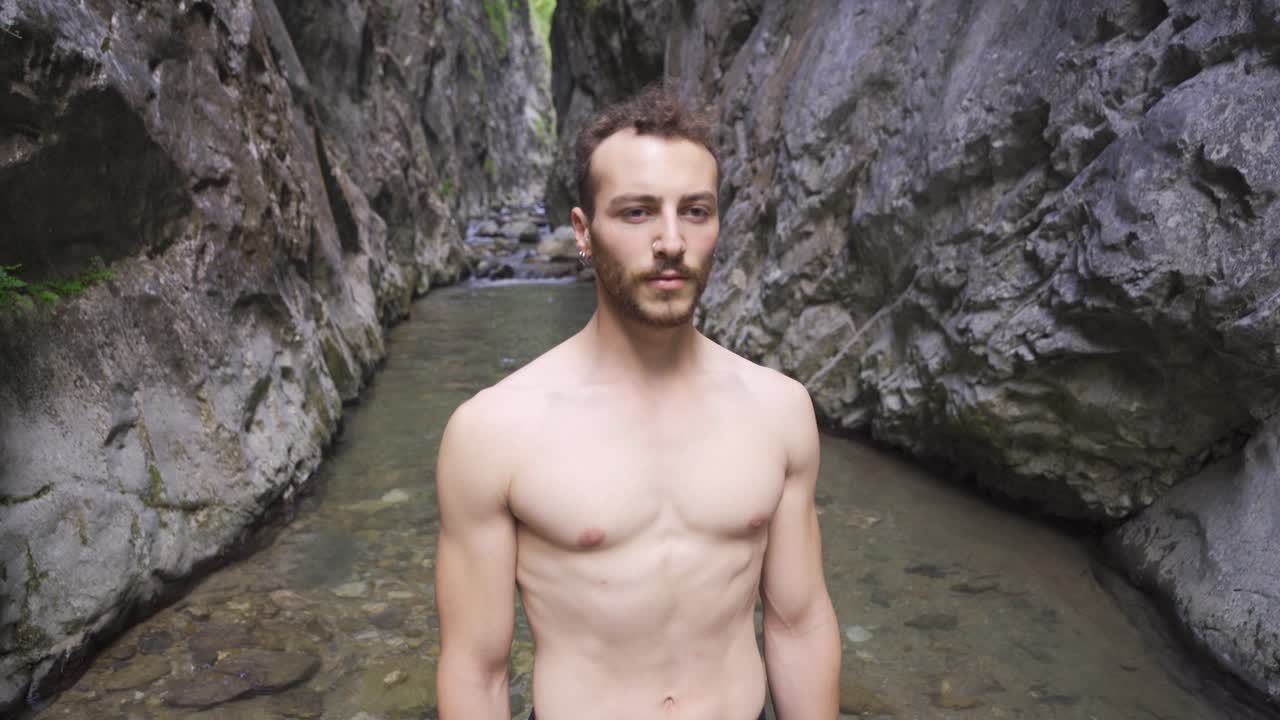 바위 사이에서 깊은 숨을 쉬는 스포츠맨.