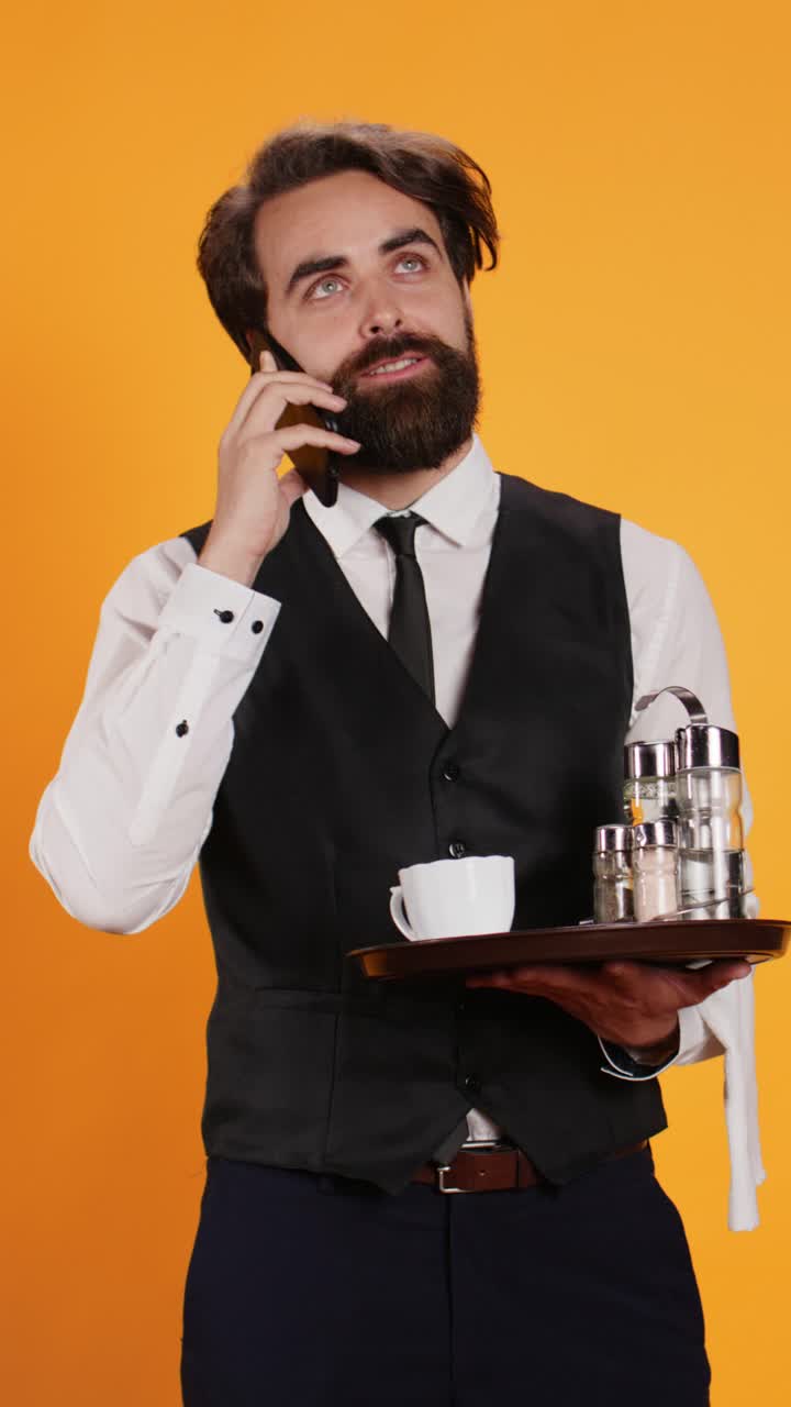 Verticale video: Restaurantober aan het bellen met een smartphone