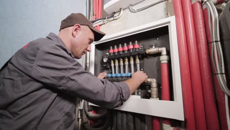 técnico de hvac instala sistemas de calefacción, ventilación y aire acondicionado en el sitio