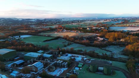 el amanecer en una mañana de invierno muy fría en yorkshire, reino unido