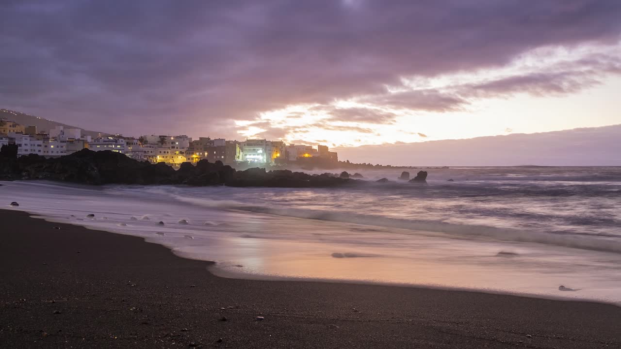 Playa y olas del océano después del atardecer