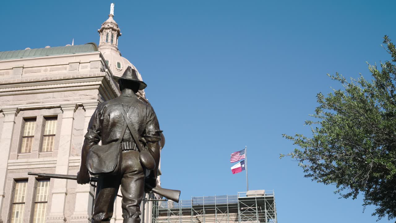 텍사스 주 오스틴에 있는 텍사스 주 수도 건물의 낮은 각도 뷰