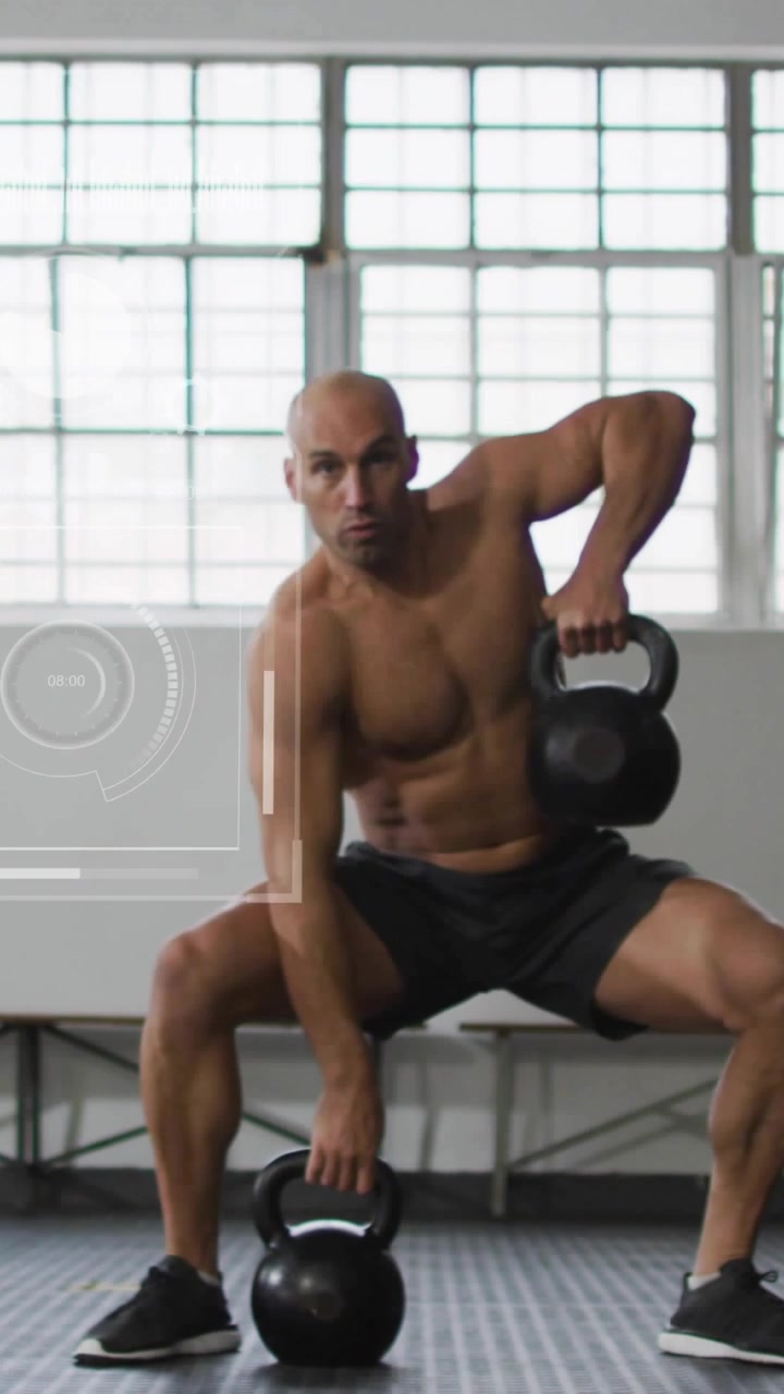 Video verticale: Uomo che sposta il peso, esegue rematore con kettlebell in palestra, con grafici HUD che mostrano la forma.