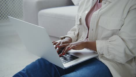 mujer trabajando en una computadora portátil en casa