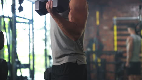 un joven en forma que hace ejercicio con pesas