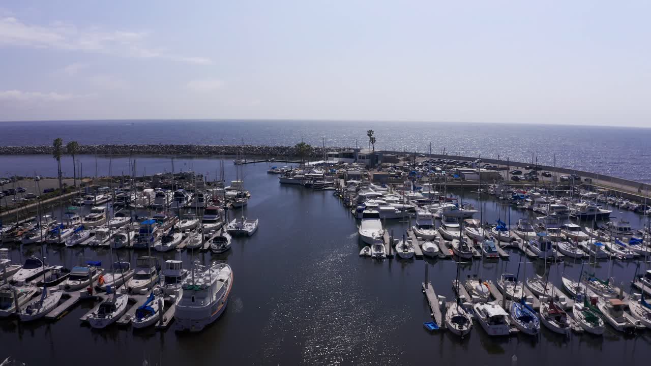 tomada aérea baja de yates y barcos en sus deslizamientos en king harbor marina en redondo beach, california