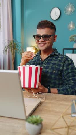 Geschäftsmann-Macht-Pause-Von-Der-Arbeit,-Trägt-Eine-3D-Brille,-Isst-Popcorn-Und-Sieht-Sich-Einen-Film-Im-Büro-An