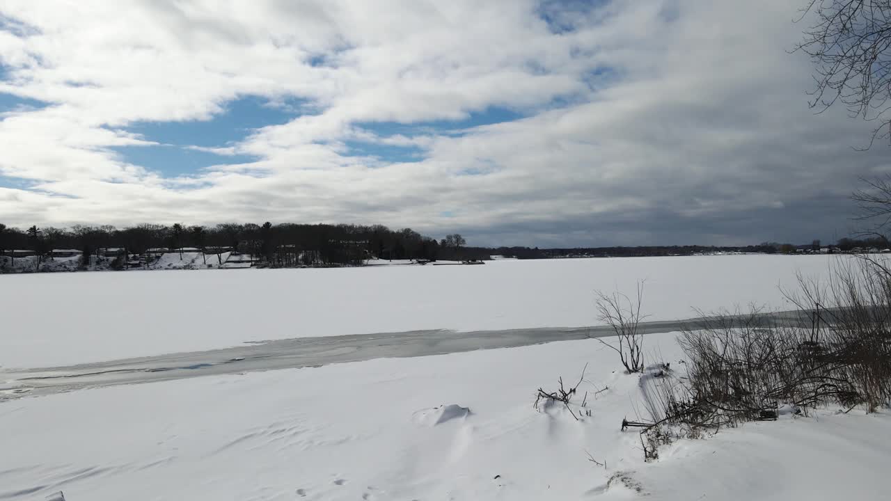 해안선 전방에서 짐벌 드론으로 낮은 밀기