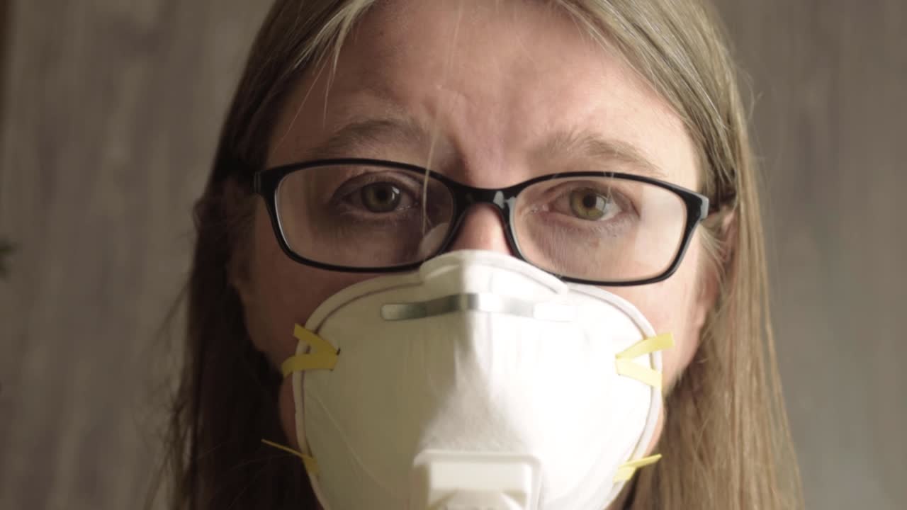 снимок головы женщины в одноразовой противопылевой маске