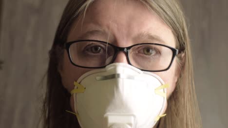 disparo a la cabeza de una mujer con mascarilla antipolvo desechable