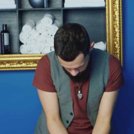 inclinación hacia abajo de un peluquero lavando el cabello del cliente