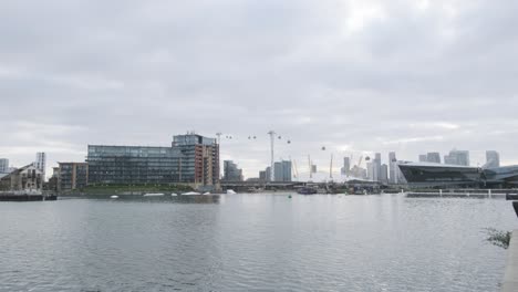 amplia escena de los muelles en el este de londres