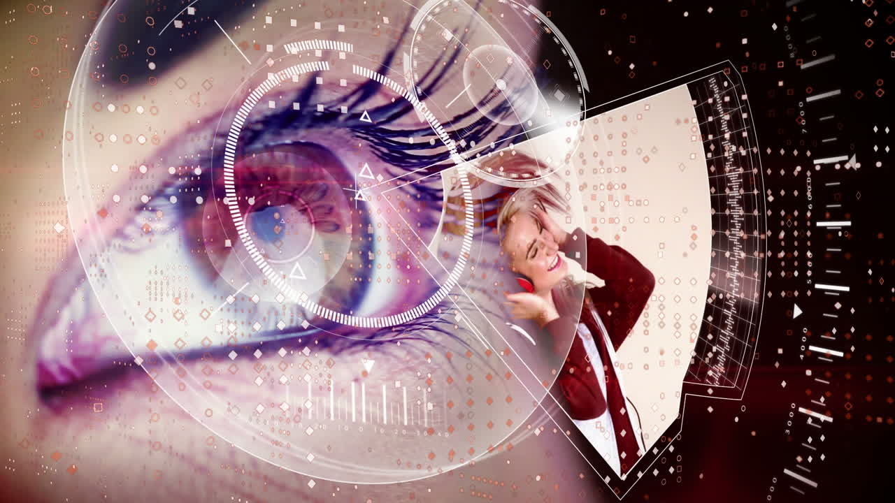 animación del procesamiento de datos con escaneo de alcance sobre el ojo y mujer caucásica con auriculares