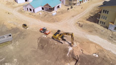 Vista-Aérea-De-Drones-De-Casas-De-Apartamentos,-Techos,-Armazones,-Grúas,-Elevadores-De-Brazo,-Tractores---Sitio-De-Construcción-De-Edificios-Residenciales-En-Austin,-Texas,-Ee.uu.