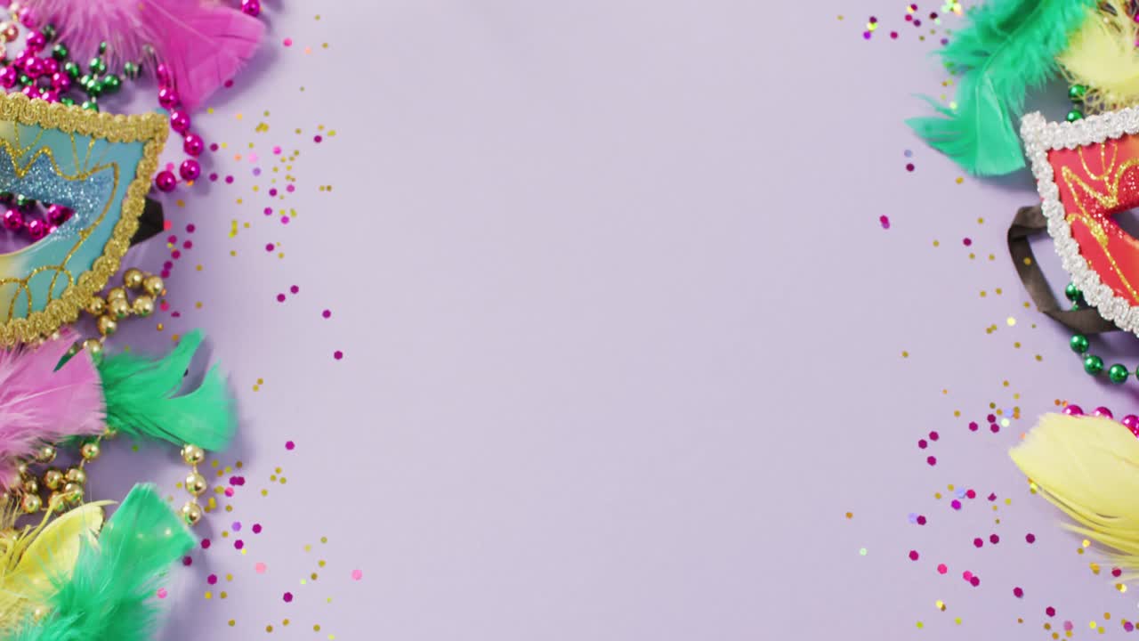 video de máscaras de mascarada de carnaval, plumas, confeti y cuentas de mardi gras, con espacio de copia central