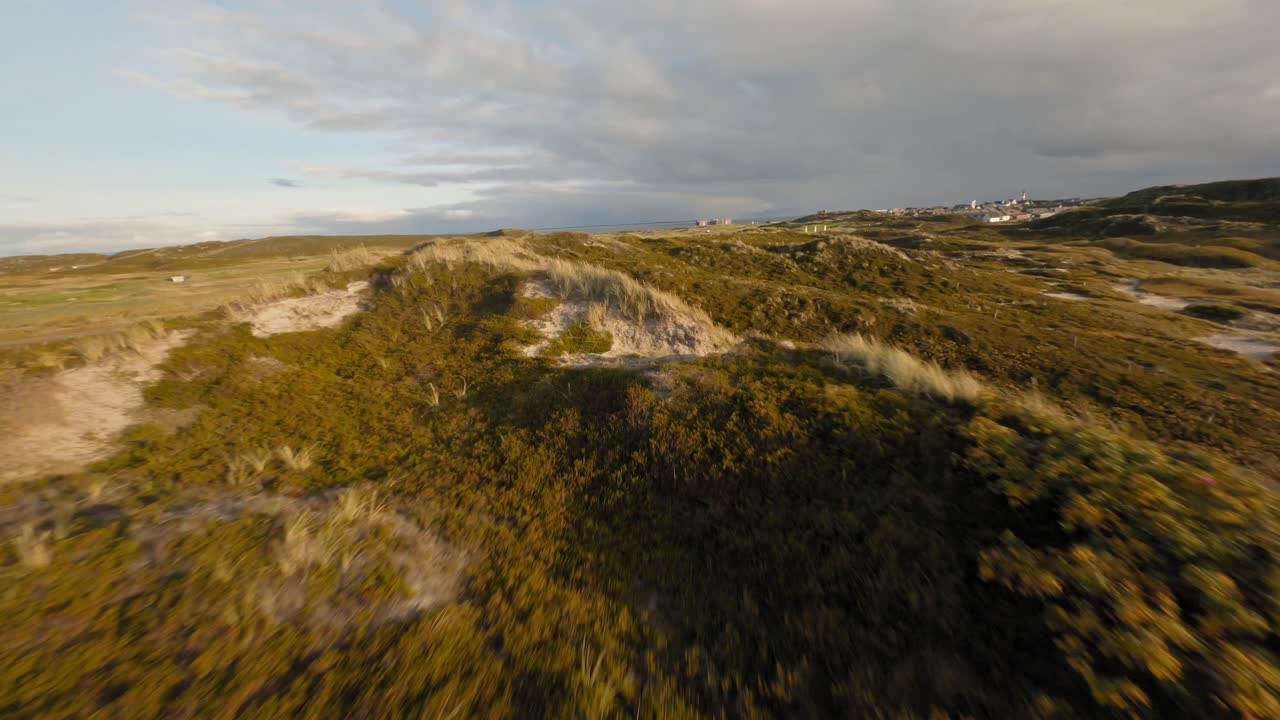 vuelo aéreo fpv sobre el camping de caravanas y las colinas costeras de sylt