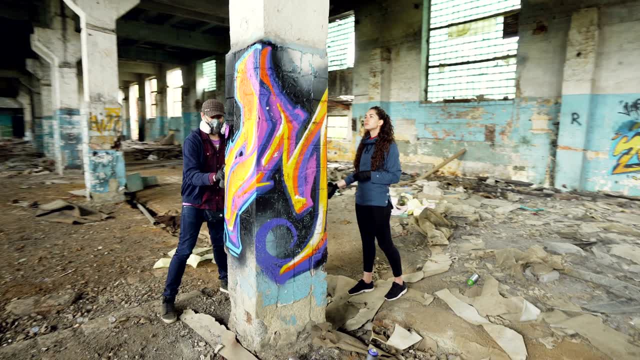 "그래피티 예술가들은 버려진 산업 건물을 현대적인 그래피티 이미지로 장식하기 위해 ""에어로솔 페인트""를 사용하고 있습니다."