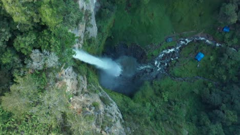 Vista-De-Pájaro-Giratoria-De-La-Cascada-Sipiso-Piso-Y-La-Piscina-De-Inmersión-En-El-Norte-De-Sumatra,-Indonesia