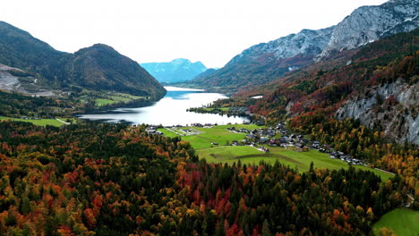 Luftdrohne-Vorwärts-Bewegende-Aufnahme-über-Der-Landwirtschaftlichen-Stadt-Surnadalsfjorden,-Umgeben-Von-Grüner-Vegetation-Entlang-Eines-Berghangs-In-Norwegen