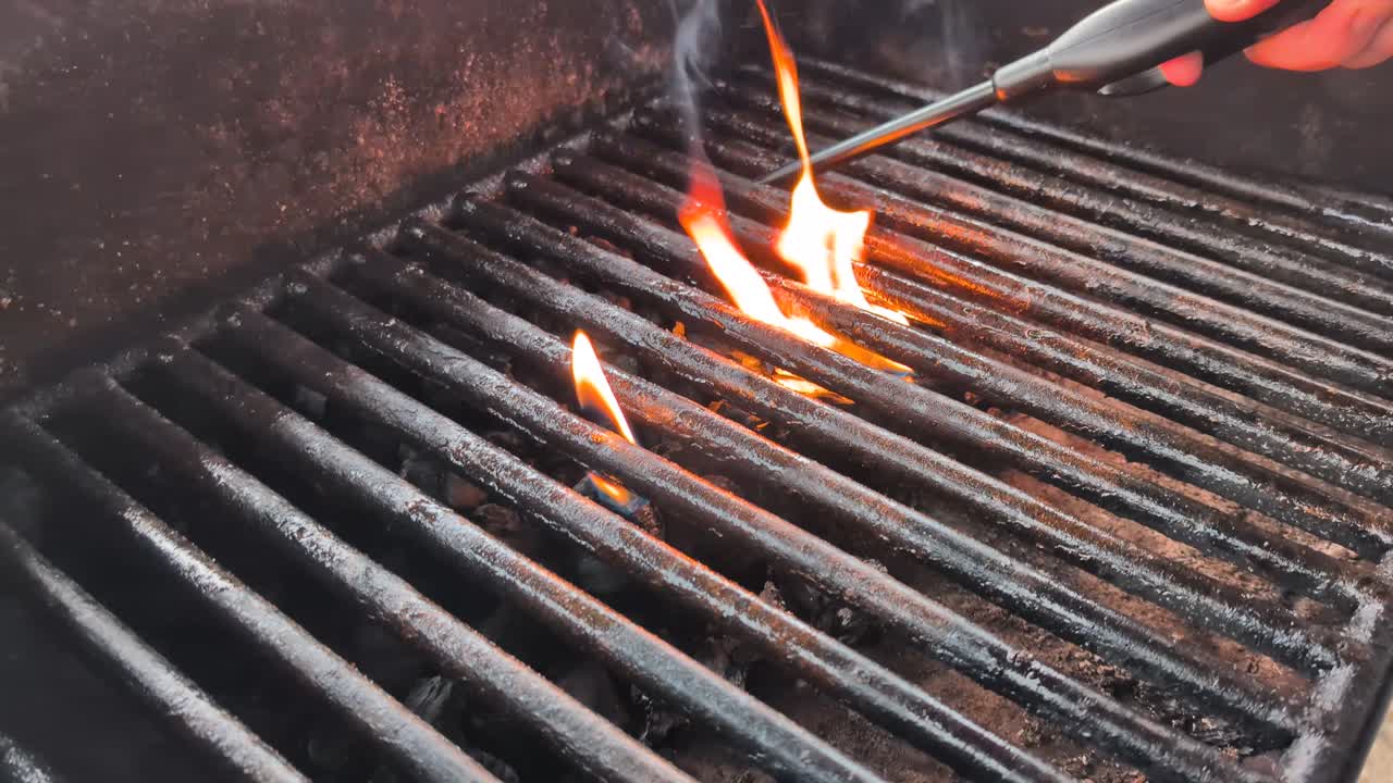 Accendere un fuoco e cucinare zuppa di goulash in scatola, versandola in ciotole con pane al formaggio all'inizio della primavera. Ripreso a 60fps. Questo video è in slow motion a 23,976, così puoi decidere come usarlo