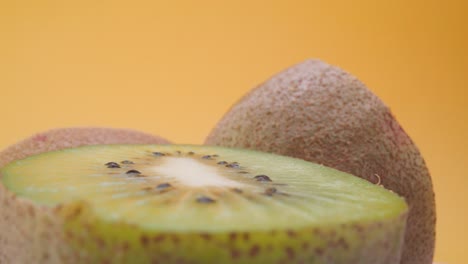 kiwi recién cortado contra un fondo amarillo