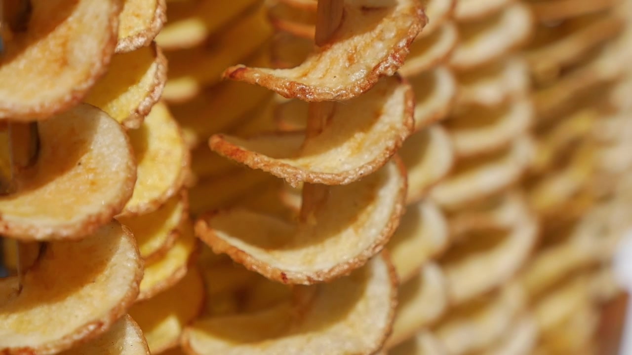 Patate fritte a spirale su spiedini