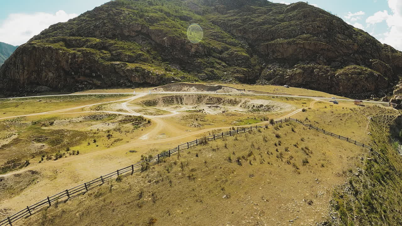 pistas de tierra malla en el valle del fondo de la montaña fpv. parque de entrenamiento de motocross con carreteras de tierra en tierra polvorienta contra gran roca. deporte de moto extremo
