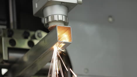 CNC-Laserschneiden-Von-Metall,-Moderne-Industrietechnologie.