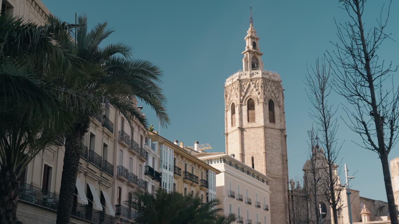 Vista de la torre El Miguelete y la Catedral de Valencia en el centro histórico de la ciudad. Arquitectura gótica valenciana, icónico campanario y entorno urbano mediterráneo. Emblema de Valencia, España