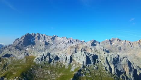 El-Horizonte-De-Picos-De-Europa-Pinta-Un-Dramático-Retrato-Contra-El-Lienzo-De-Los-Cielos