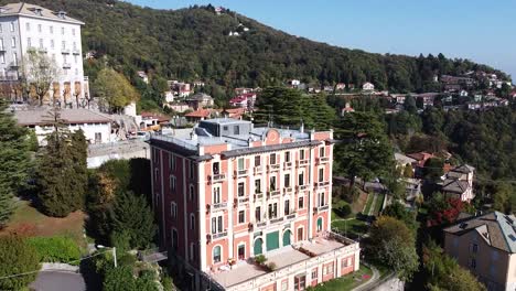 Edificio-Icónico-Del-Hotel-En-La-Cima-De-La-Montaña-En-Italia,-Vista-Aérea-Ascendente