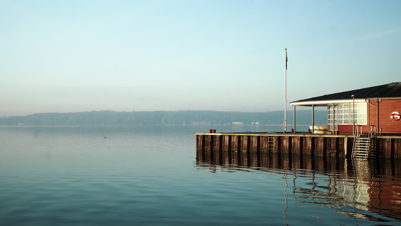 진정 베이 평화로운 아침 스칸디나비아에서 붉은 나무 낚시 오두막