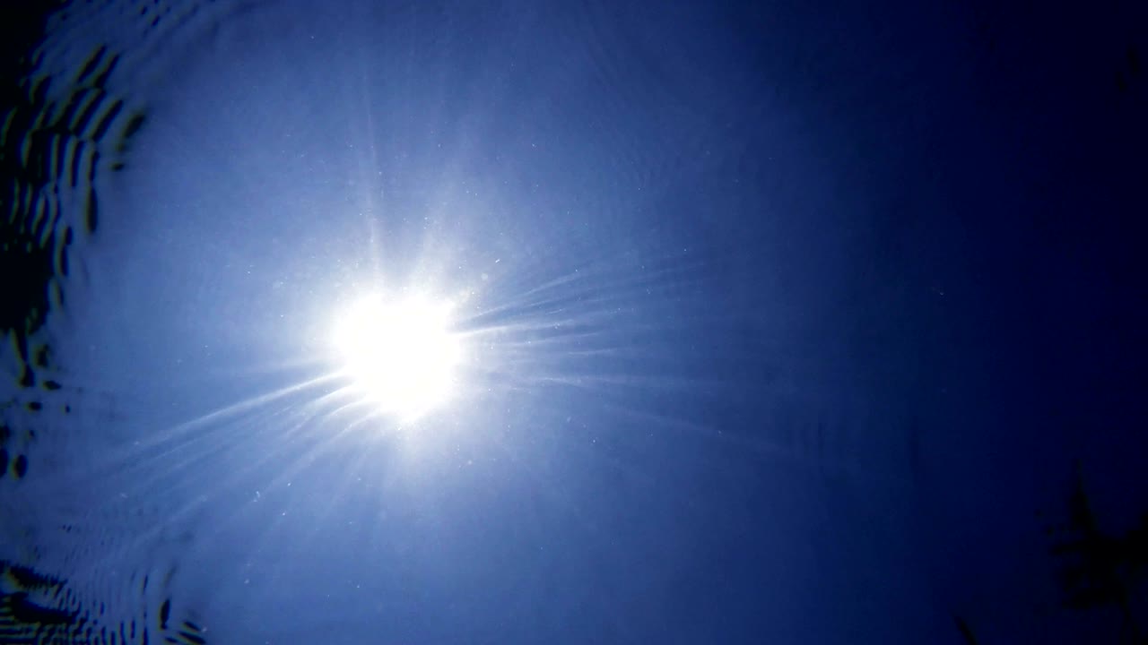 поверхность воды и солнце