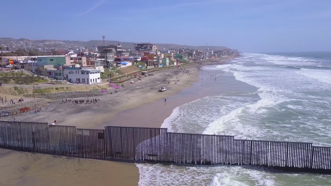 antena de la valla fronteriza de méxico y estados unidos en el océano pacífico entre san diego y tijuana 1